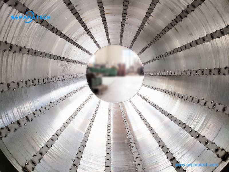 Welded longitudinal ribs in the decanter centrifuge bowl body